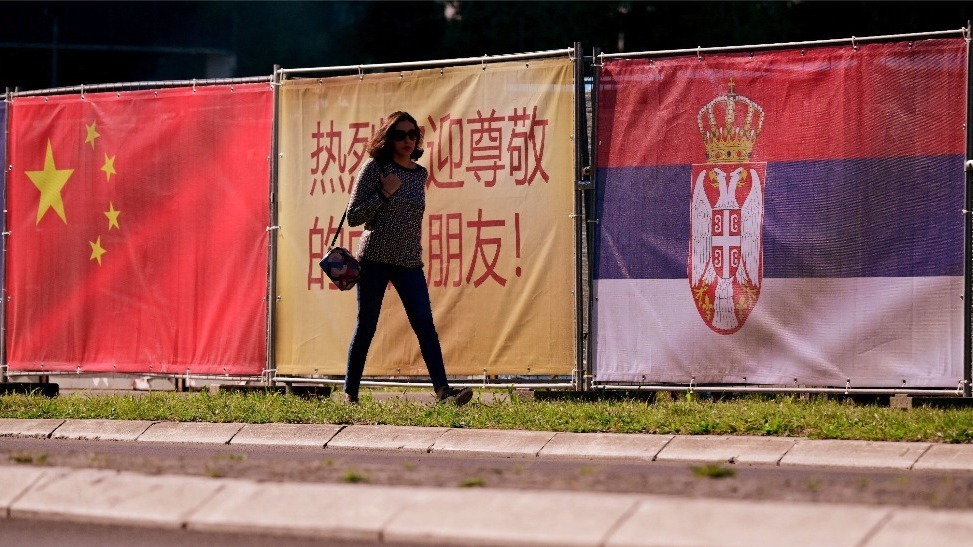 匈塞新风景：满城尽带中国红！祖国不强大，哪来红旗遍天下？