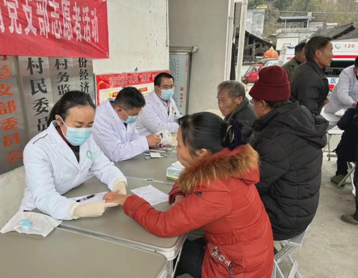 在粤桂协作医疗帮扶团队义诊活动中，周震正在为就诊居民进行健康指导