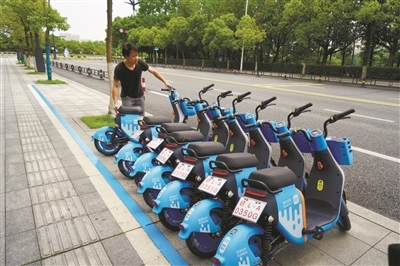 市政务服务中心附近新投放的共享电单车。