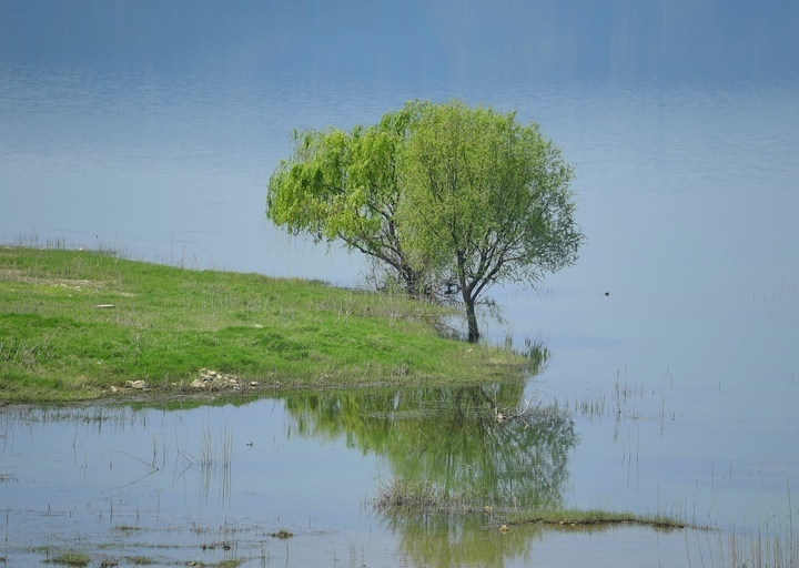 天朗气清，初夏卧虎山水库呈现“天空之镜”美色
