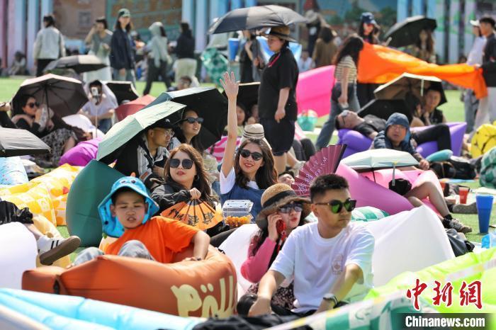 游客们恣意地享受泰山天平湖·新青年音乐节的青春活力。陈阳 摄