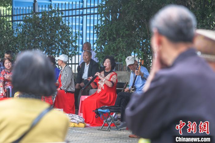 图为八一乐团的成员在演奏乐器。刘力鑫摄