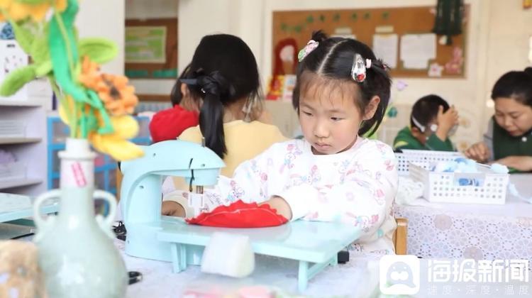 青蓝幼儿园小朋友用小缝纫机沉浸式做手工。