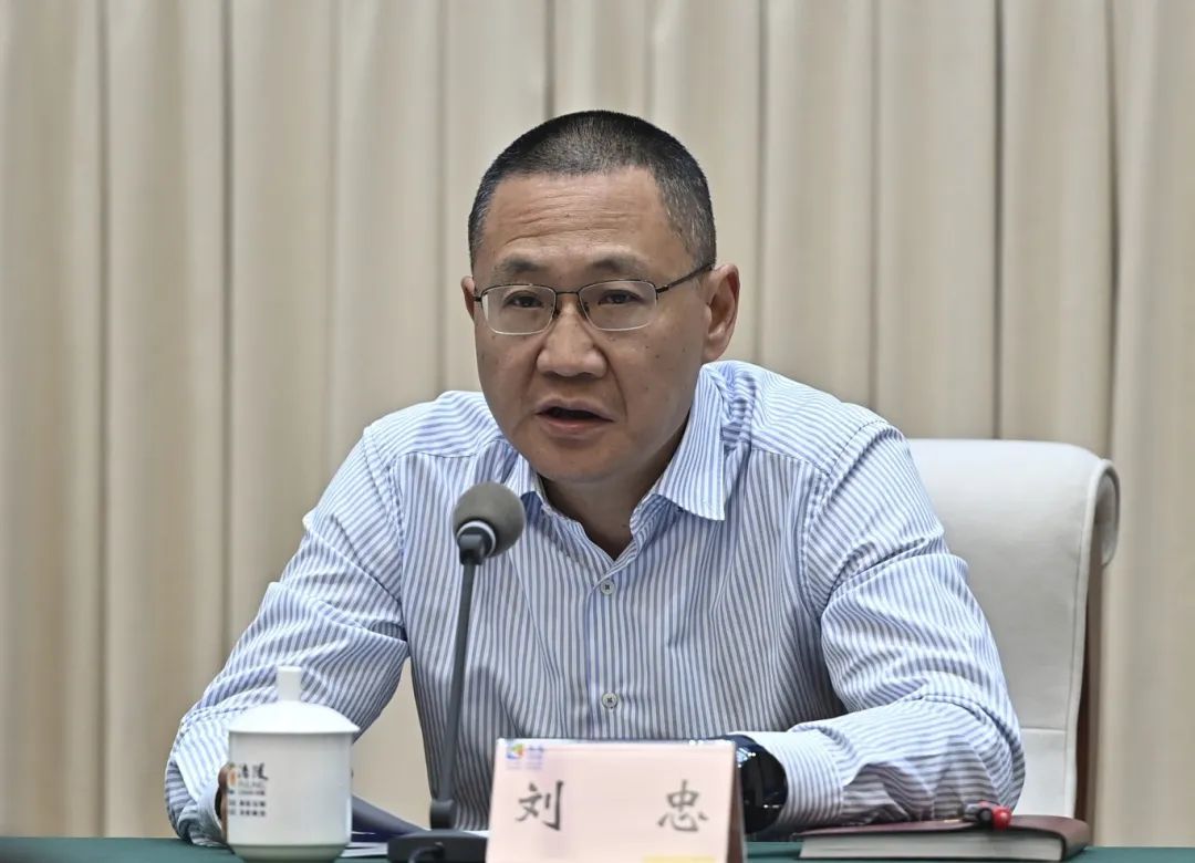 区委副书记、区政府区长刘忠主持会议