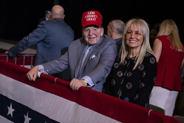 ▎ 2020年2月21日，谢尔登·阿德尔森 (Sheldon Adelson) 与妻子米丽娅姆·阿德尔森（Miriam Adelson）等待特朗普出席在拉斯维加斯会议中心举行的竞选集会。他们是特朗普竞选连任活动的最大资助者，向支持特朗普的超级政治行动委员会捐赠了9000万美元。夫妻双方都是犹太人。图片来源：美联社