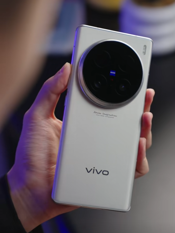 2亿像素影像灭霸!vivo X100 Ultra真机上手:硕大环形相机