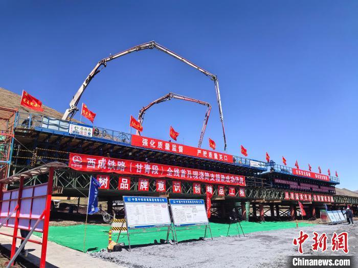 5月9日,西成铁路(甘青段)首孔简支箱梁(则岔大桥)施工现场。王毅平 摄