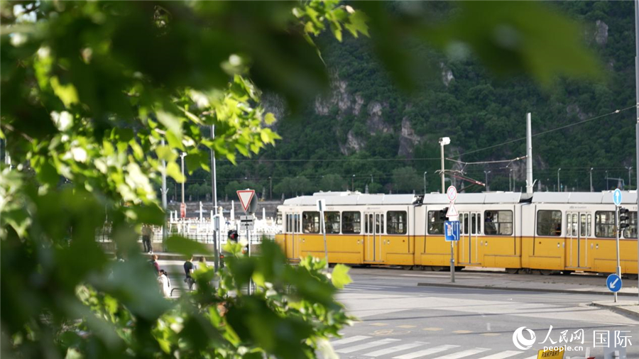 一辆电车驶过匈牙利布达佩斯多瑙河边。人民网 苏缨翔摄