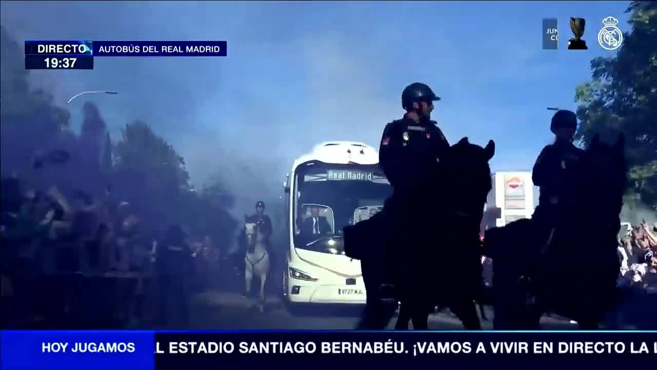 骑警开路，皇家马德里出发前往伯纳乌球场