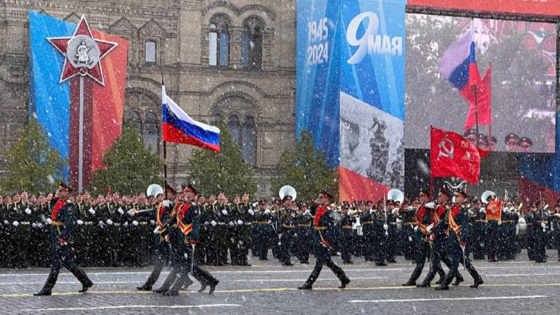 莫斯科红场举行阅兵，现场雪花漫天飞舞