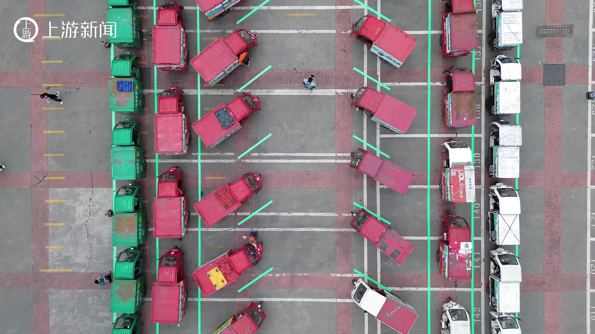 重庆渝中区600余台快递车辆齐上阵将垃圾分类知识快递到家