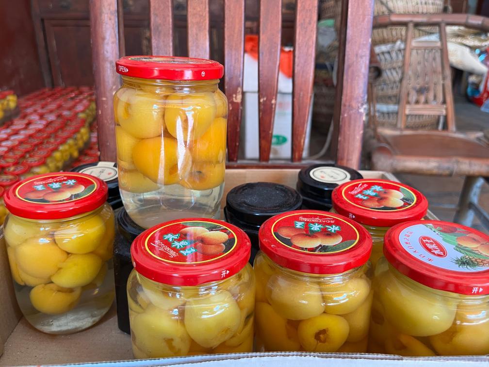 莆田当地食品企业生产的枇杷罐头样品。（张力 摄）