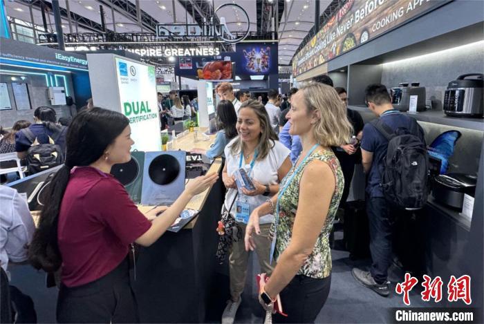 4月17日，境外采购商和中国家电企业工作人员在第135届广交会上洽谈。中新社记者 程景伟 摄