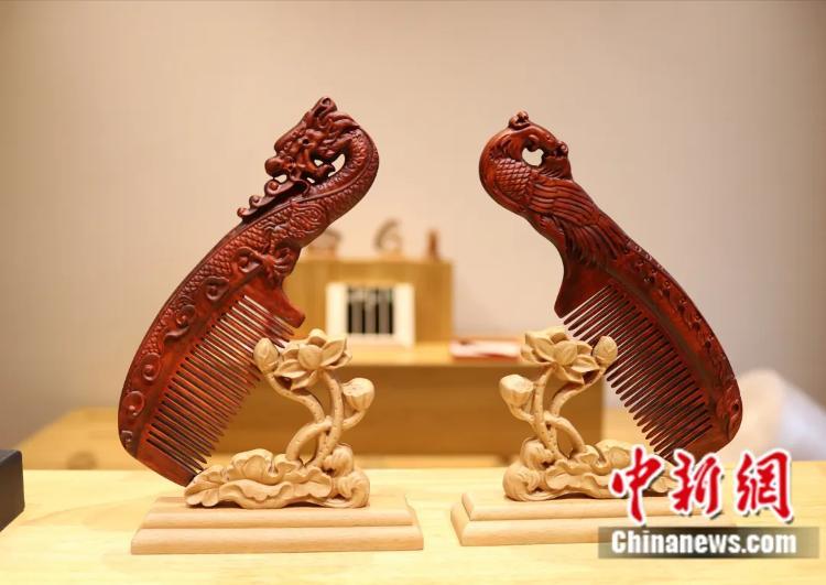 临沂鹊桥工艺品有限公司生产的龙年新品——龙凤呈祥。刘晓梅 摄