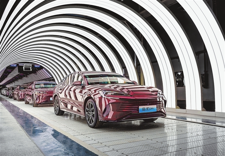 比亚迪海豹DM-i首批量产车在郑州航空港区正式下线。