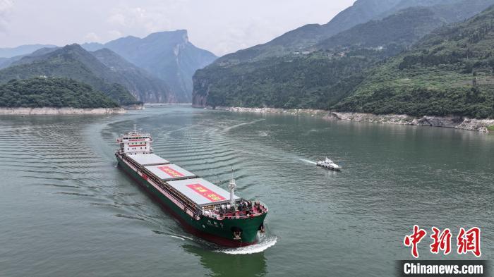5月8日，“创新5”货船通过重庆奉节水域。　(重庆海事局供图)