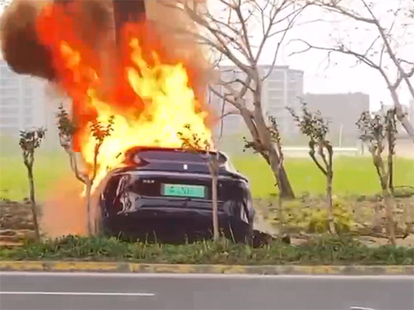一阿维塔11事故后猛烈燃烧 网友曝内情:撞上电动自行车了