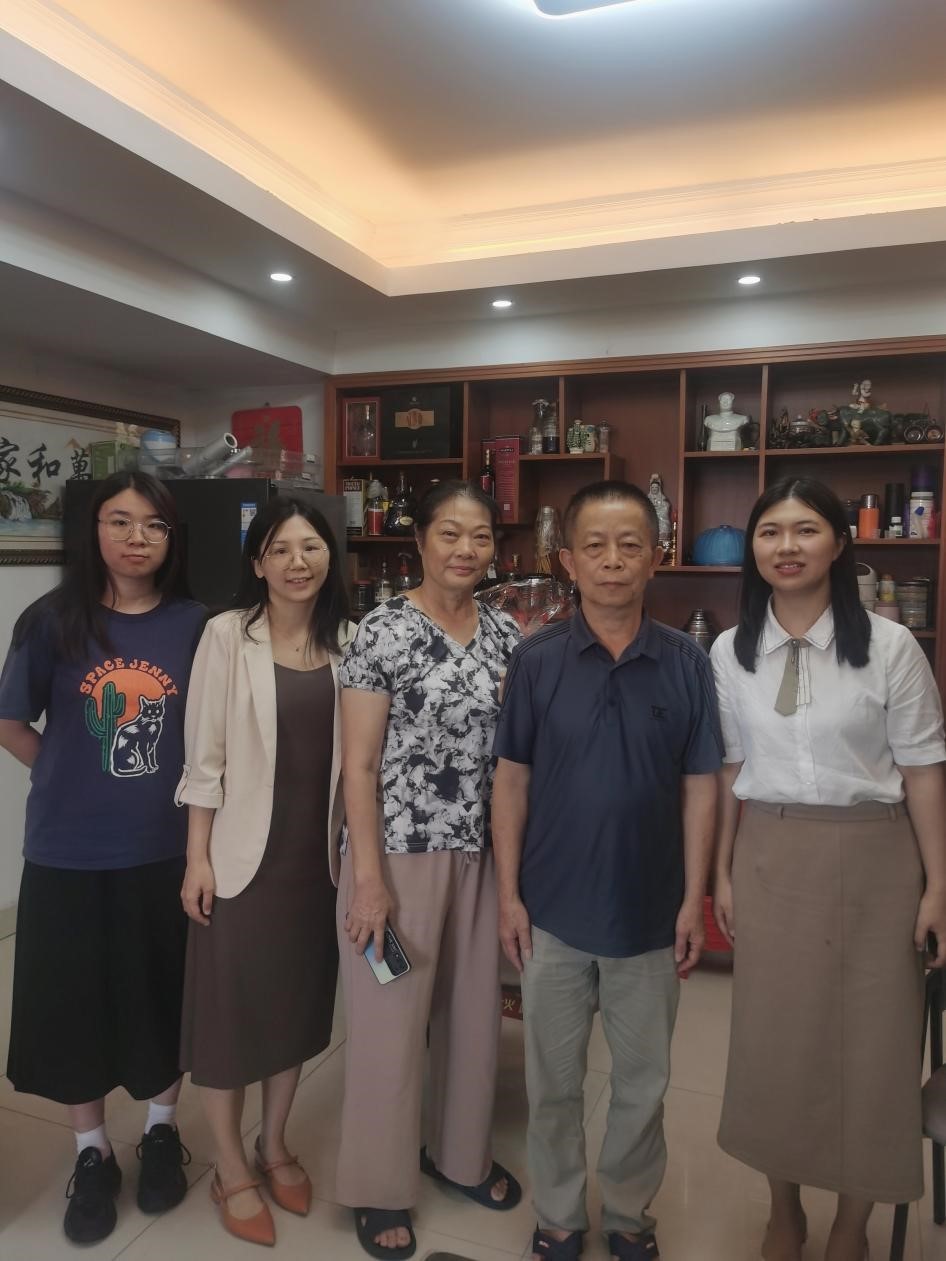 黄建度和他的妻子（中）