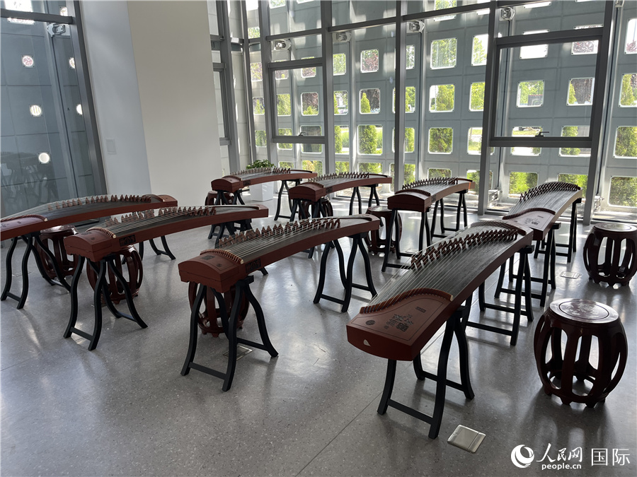 贝尔格莱德中国文化中心古筝教室。维亚人民网记者 盛楚宜摄