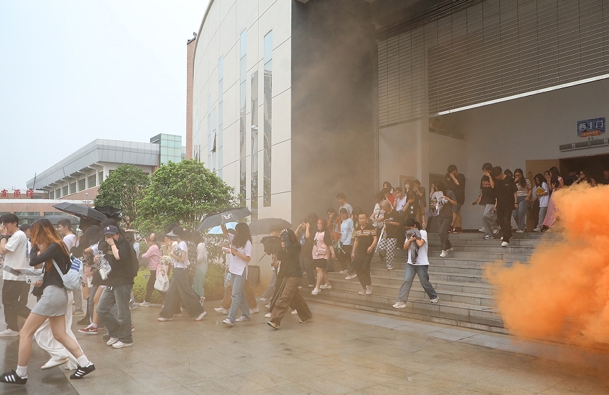 江西科技学院联合南昌高新区消防救援大队开展消防安全培训