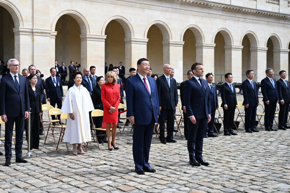 当地时间5月6日下午，正在法国进行国事访问的国家主席习近平在巴黎出席法国总统马克龙举行的隆重盛大欢迎仪式。这是两国元首观看分列式。新华社记者 谢环驰 摄