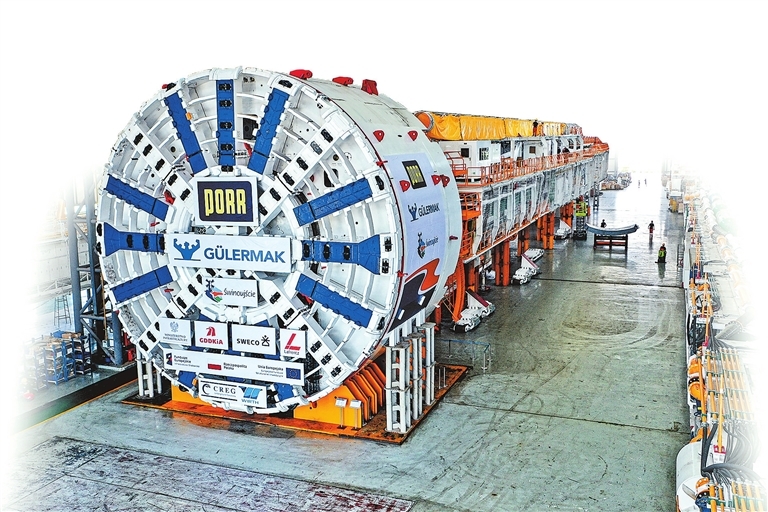 中铁装备出口欧洲的首台超大直径泥水平衡盾构机。