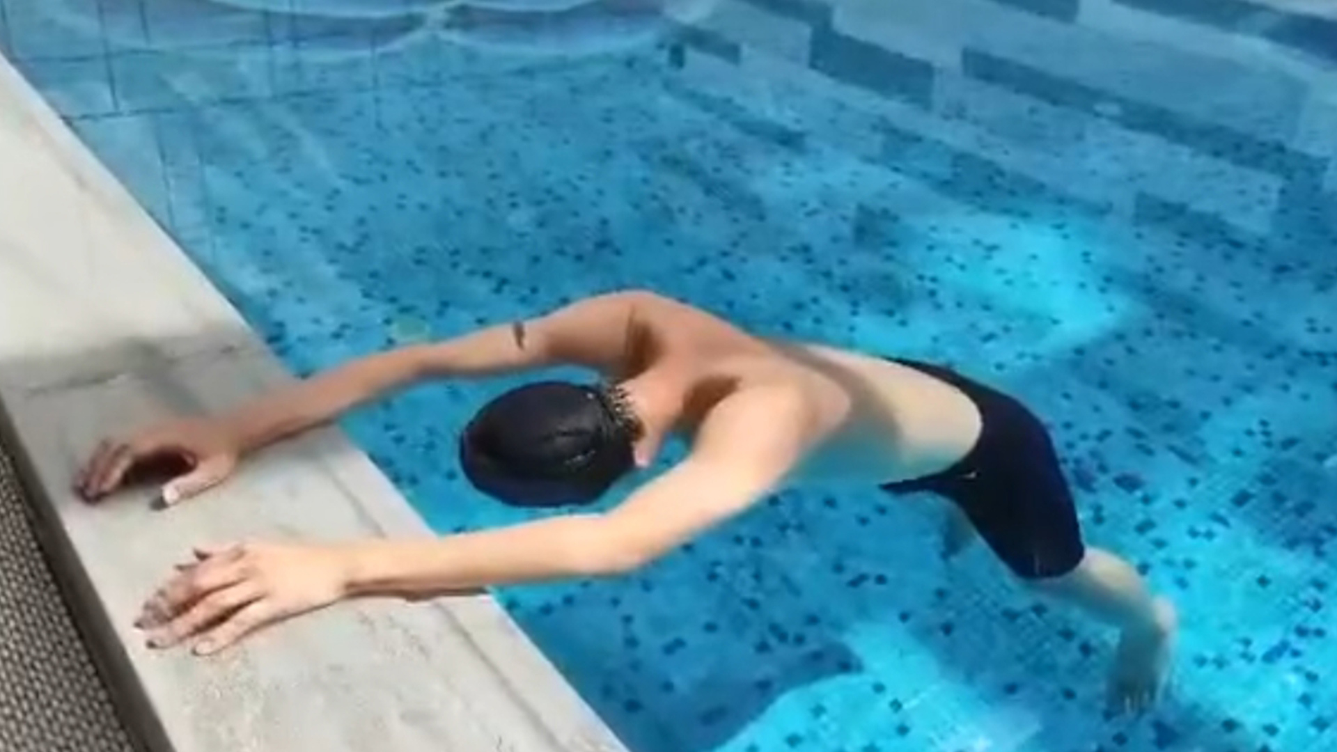 郑州25岁游泳教练训练憋气时溺亡，工作人员全程拍摄无人施救？最新回应