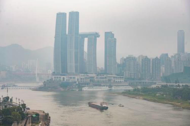 ▲2024年5月11日上午9点，万吨级江海直达船“创新5”号驶过重庆朝天门水域。记者 谢智强 龙帆 摄