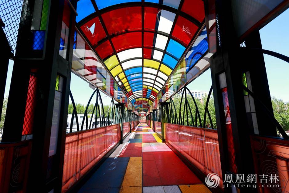 天桥由中国新一代艺术家高振鹏设计。