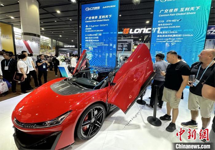 4月17日，第135届广交会展出中国企业生产的一款新能源汽车。中新社记者 程景伟 摄