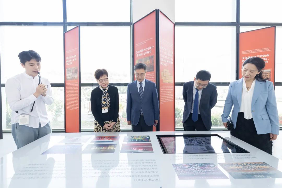 参观南艺校史馆