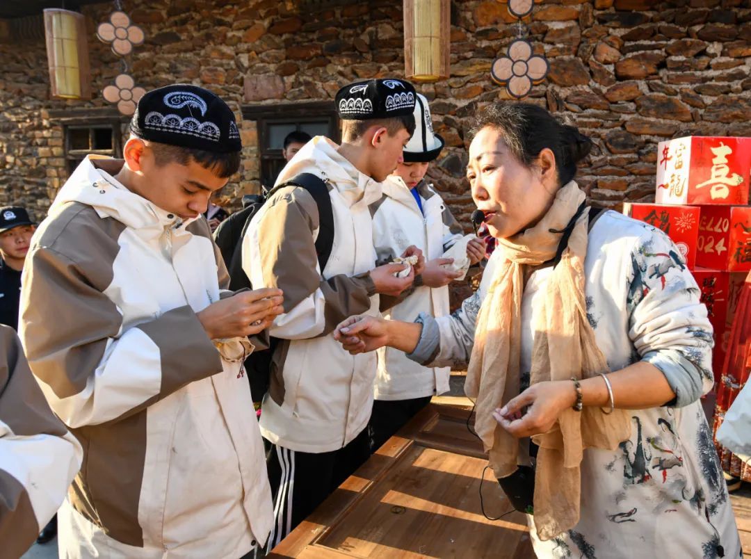 新疆克州青少年在客家古城体验扎染。