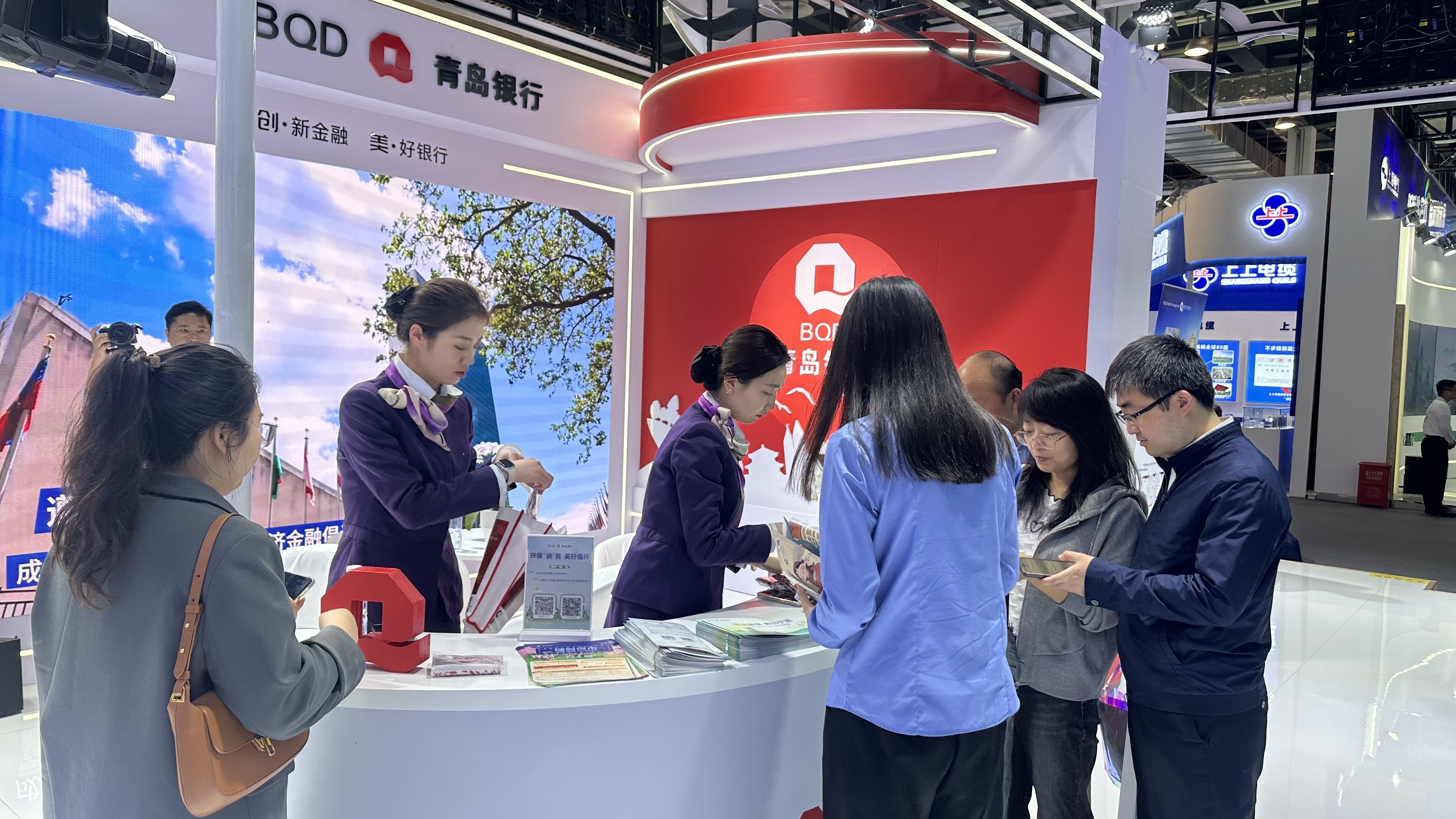 世界金融中心绽放青岛品牌之光:青岛银行,用绿色发展擘画金色未来
