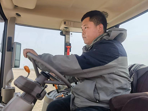 4月8日，福途盛金农机农民专业合作社的荆存峪驾驶拖拉机在耕作。荆存峪供图