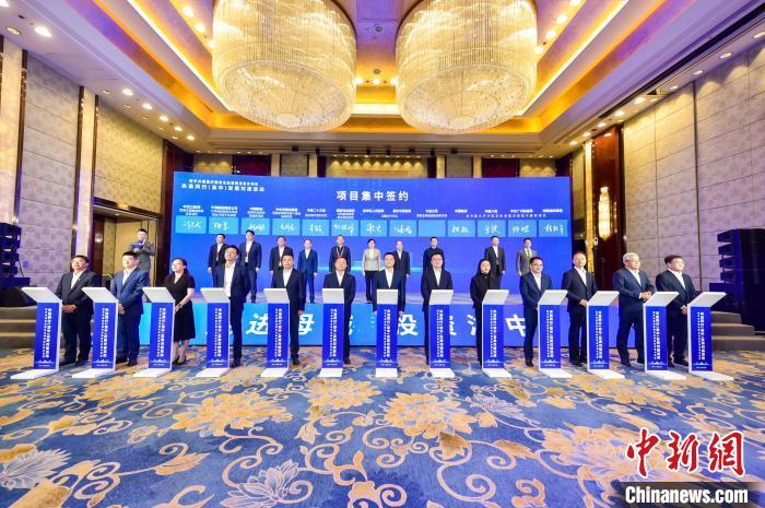 图为项目集中签约。渝中区委宣传部供图