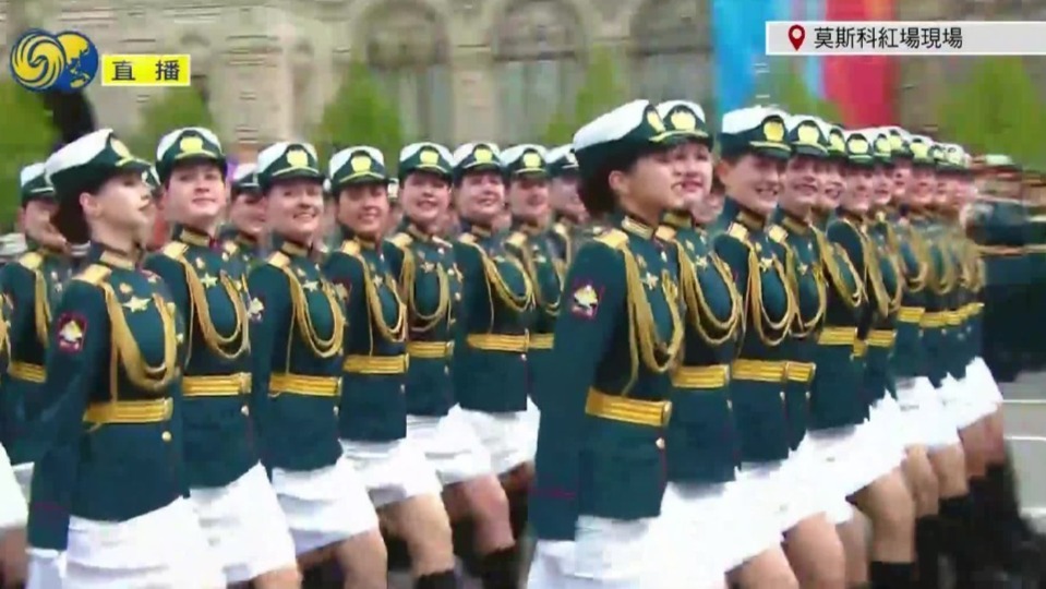 俄罗斯女兵亮相红场，军姿整齐，脸上堆满笑容