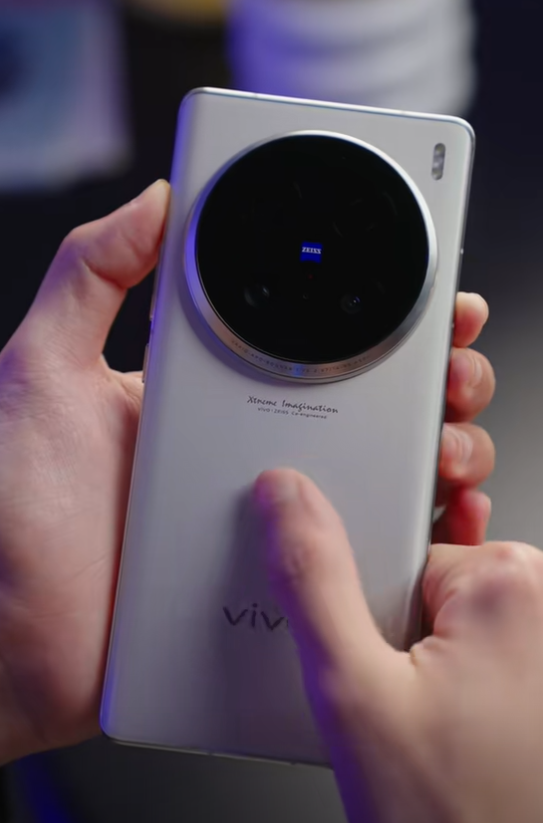 2亿像素影像灭霸!vivo X100 Ultra真机上手:硕大环形相机