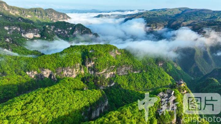 2024年5月4日，位于甘肃省平凉市崆峒区的国家5A级风景区崆峒山出现云海景观，吸引了游客打卡观赏。中新社发 黄蔚林 摄