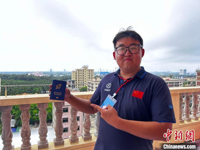 5月3日，山东小伙王禹博在自己建设的航天主题酒店里展示新研发的航天文创产品——航天护照。中新社记者 符宇群 摄