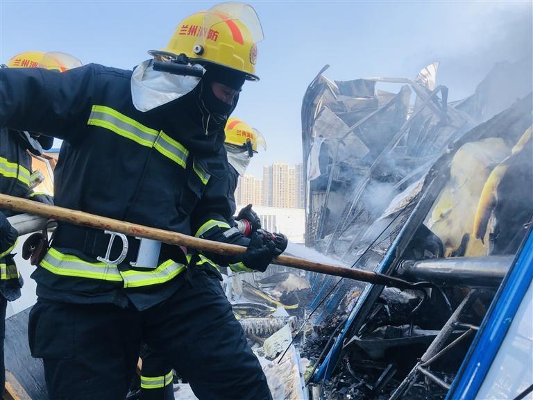 安宁区刘家堡消防救援站“火焰蓝”青年突击队正在进行救援任务
