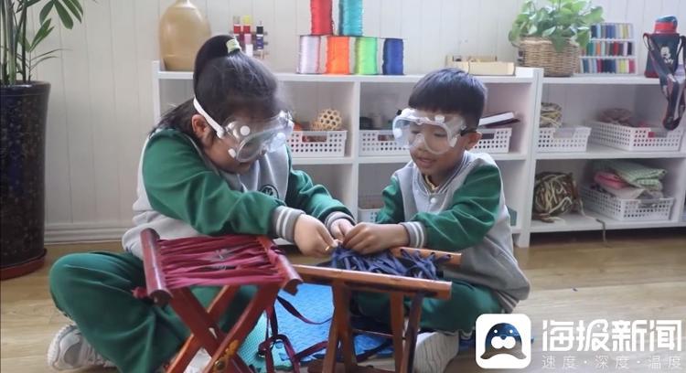 青蓝幼儿园小朋友一起合作手工编马扎。