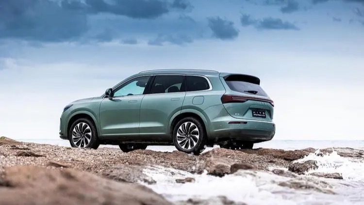 问界VS理想，谁的大模型更“高情商”？｜凤凰车研所