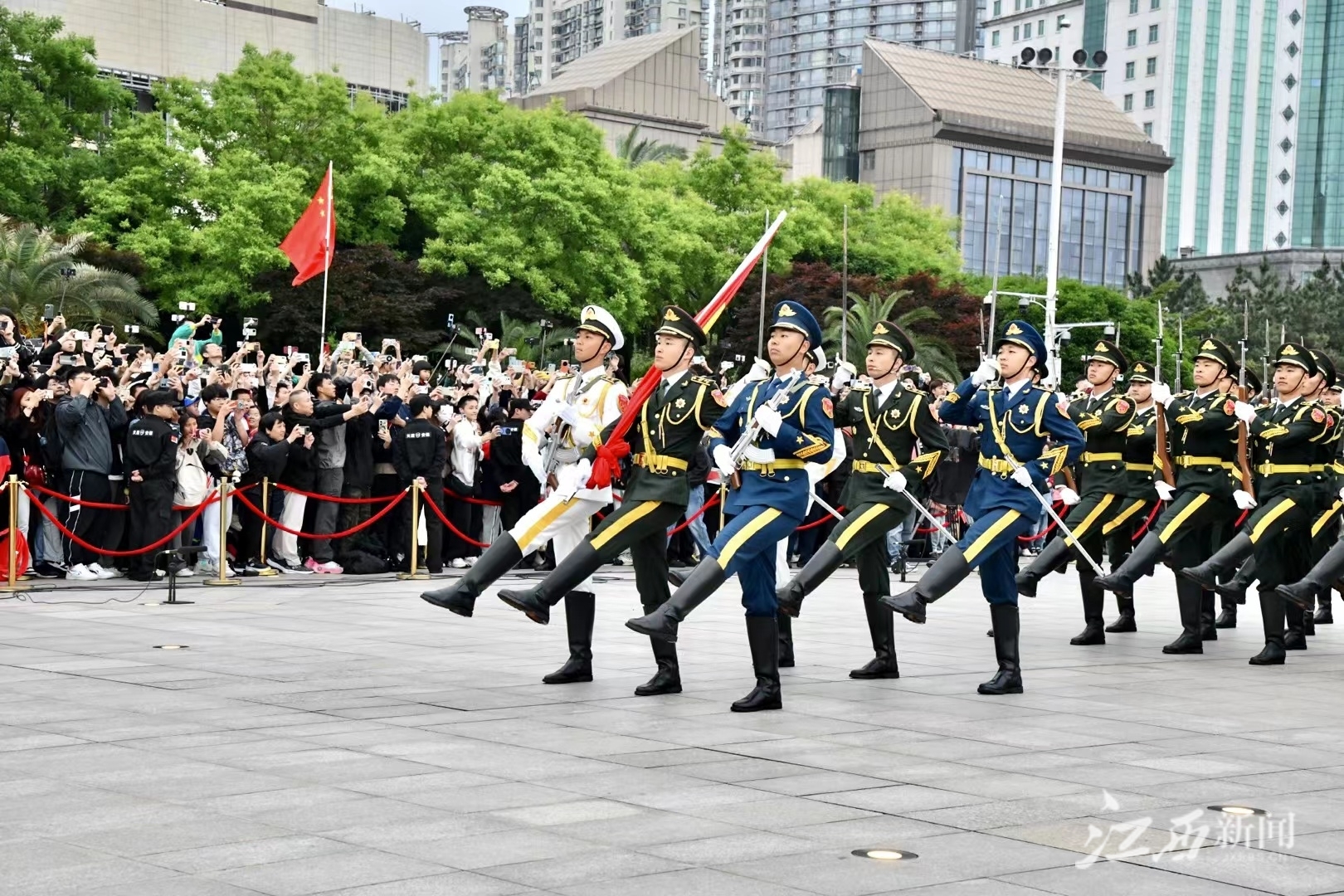 ▲5月1日，南昌八一广场升旗仪式现场。摄影｜成奔