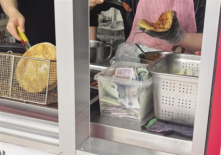 很多摊点都会准备零钱找零