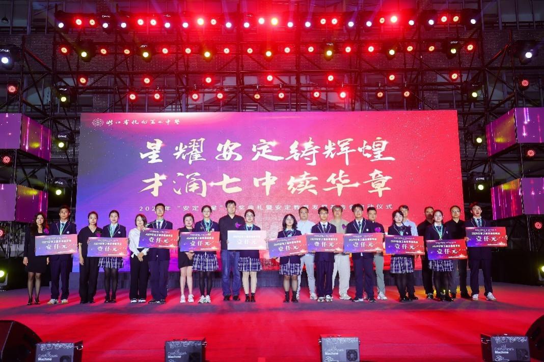 嘉宾为获奖同学颁发奖学金并合影留念