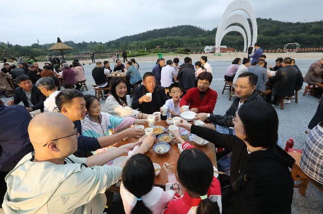 江西东乡：长桌宴席展美食文化