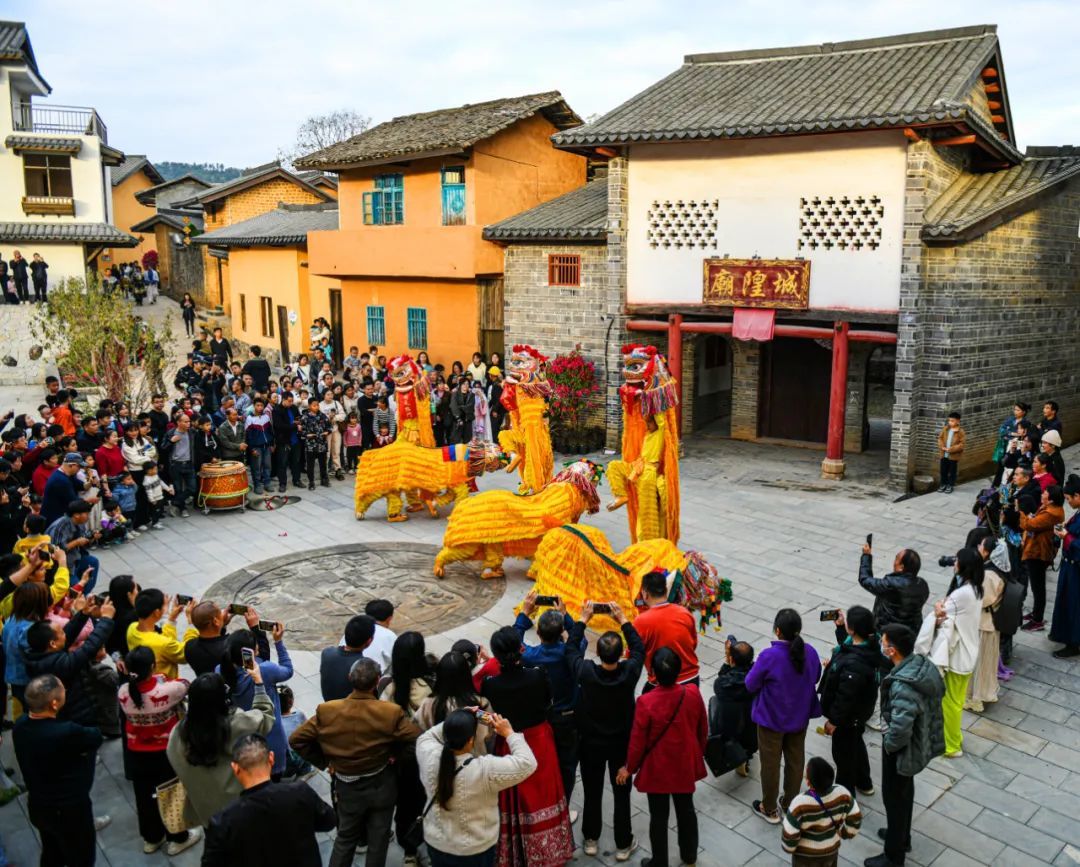 省级非遗项目定南瑞狮在客家古城展演。