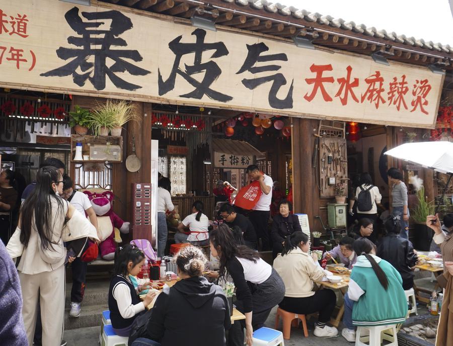 2024年4月4日，游客在位于甘肃省天水市秦州区的一家麻辣烫店吃麻辣烫。新华社记者　马希平　摄