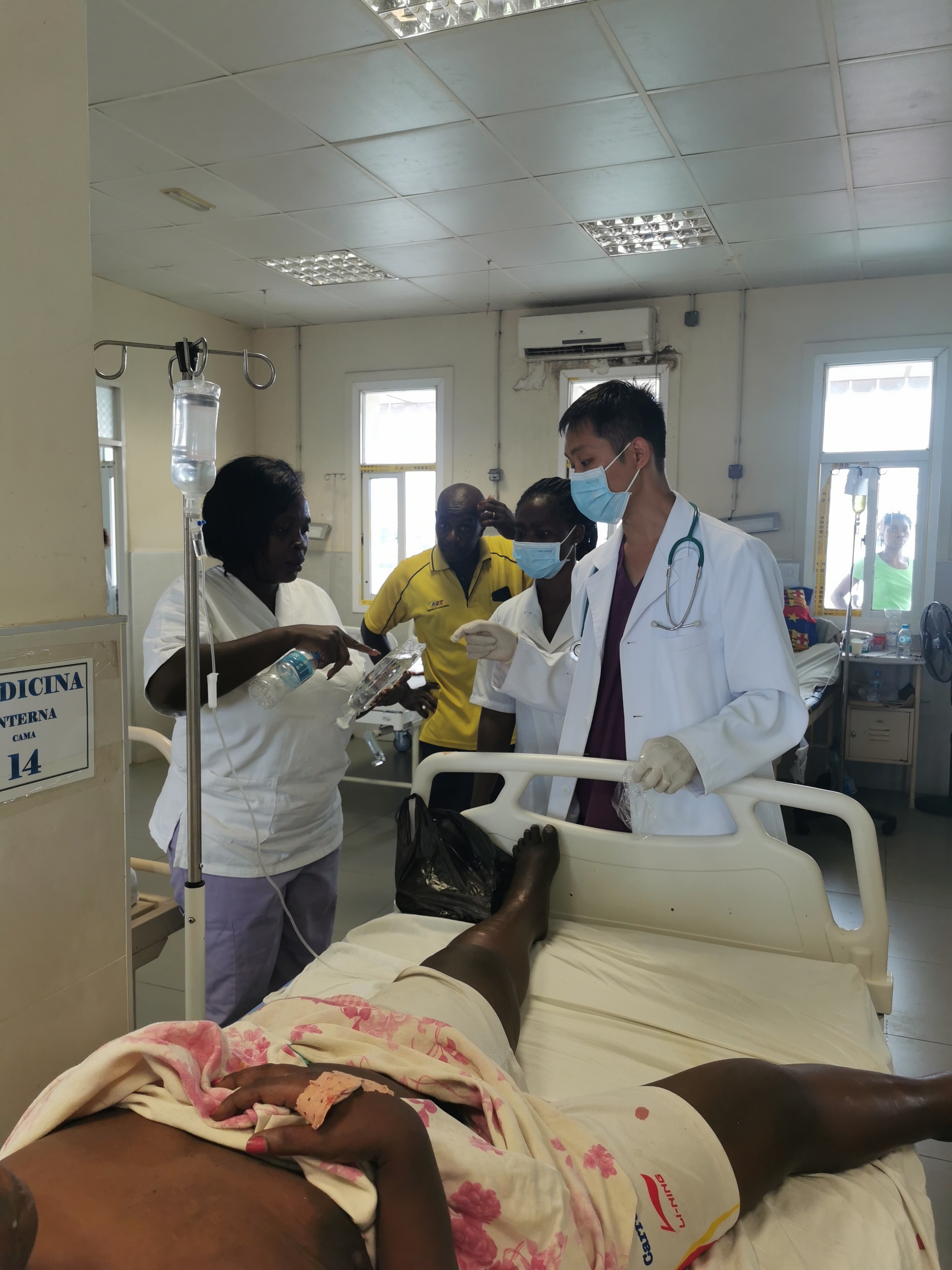 中国援非医生随身带的棒棒糖救了赤几重症患者