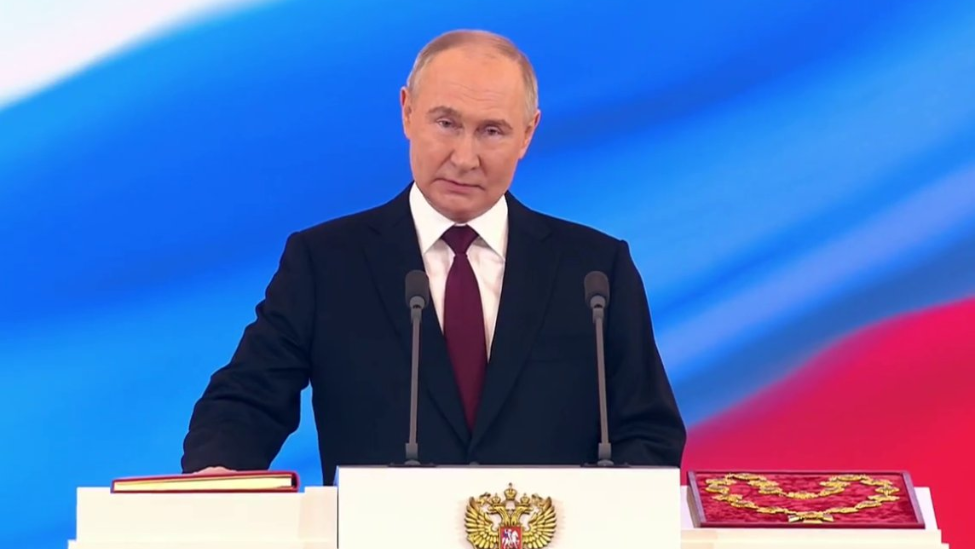 现场：普京将手放在宪法上宣誓，就任俄罗斯新一届总统